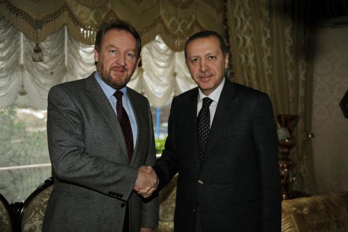 Başbakan Recep Tayyip Erdoğan, Bosna Hersek Cumhurbaşkanlığı Konseyi &Uuml;yesi Bakir İzzetbegovi&ccedil; ile g&ouml;r&uuml;şt&uuml;.
<p/><p>Başbakan Erdoğan'ın &Uuml;sk&uuml;dar Kısıklı'daki konutunda basına kapalı olarak ger&ccedil;ekleşen g&ouml;r&uuml;şme, yarım saat s&uuml;rd&uuml;.