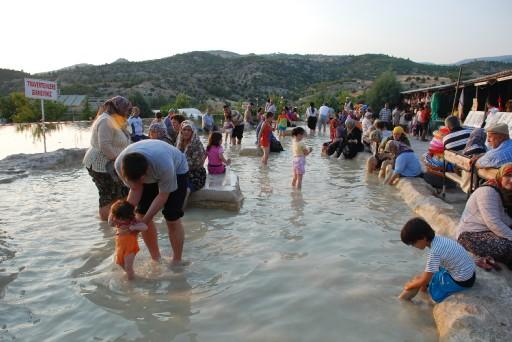 TURKIYE'NIN HER TARAFINDAN VATANDASLAR KARAHAYIT'A ''DERDINE DERMAN BULMAK ICIN'' GELIYOR.