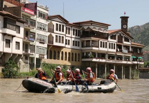 Çoruh nehrinin azgın sularında rafting yapan sporcular artık Yeşilırmak'ın sularında tarihi Kral Kaya Mezarları'nın önünde yarışacak...