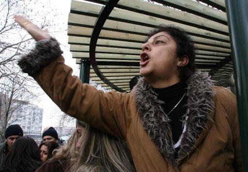 EYLEMLERININ IKINCI GUNUNDE ABDI IPEKCI PARKINDA TOPLANAN TEKEL ISCILERI, AK PARTI GENEL MERKEZI'NE YURUMEK ISTEYINCE, POLISLE ARBEDE YASADI. POLISIN UYARILARA UYMAYAN EYLEMCILERE BIBER GAZI ILE MUDAHALESI BAZI EYLEMCILERIN TEPKISINE NEDEN OLDU. (ANADOLU AJANSI - FERDI TURKTEN)
