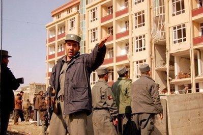 Afganistan'ın başkenti Kabil'de Taliban militanlarının üzerlerindeki bombaları bakanlık binasında patlatması sonucu yaşanan saldırı