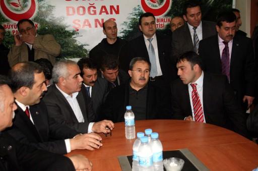 BBP lideri Yazıcıoğlu'nu taşırken düşen hekikoptere ulaşma çabaları aralıksız sürüyor. Helikopter için adeta bir ordu seferber edildi...