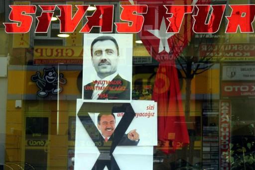 Büyük Birlik Partisi (BBP) Genel Başkanı Muhsin Yazıcıoğlu'nun memleketi Sivas'ta yas var. Gözü yaşlı Sivas halkı, işyerleri ve araçlarının camlarına Yazıcıoğlu'nun posterlerini astı ve karalara büründü.