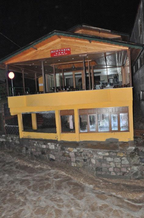 TRABZON'UN SALPAZARI ILCESINDE ETKILI OLAN SAGANAK NEDENIYLE AGASAR DERESI TASTI, SEL SULARI VE SELIN GETIRDIGI MALZEMELER IKI EV VE BIR KAHVEHANEDE HASARA YOL ACTI.