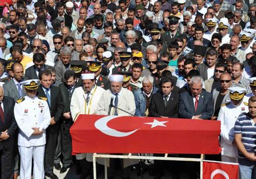 Şırnak'ın Beytüşşebap ilçesinde teröristlerce düzenlenen saldırıda şehit olan Piyade U. Çvş. Özgür Küçük ile Hüseyin Kıraç İzmir'in ve Mersin'de düzenlenen törenle toprağa verildi.