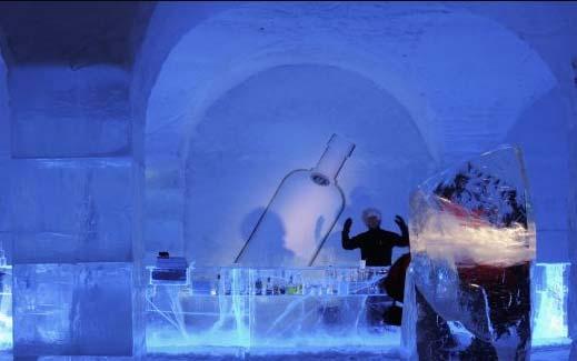 <p><strong><span style="color: #0000ff;">The Ice Hotel</span></strong></p>
<p>Bardaklar,masalar,kadehler ve aklınıza gelmeyecek birçok ayrıntı buzdan yapılmış. Herşey buzdan ama aradığınız birçok şey mevcut.Ice Bar'da istemeyeceğiniz tek şey içkinize 'buz' ilavesi olabilir.</p>