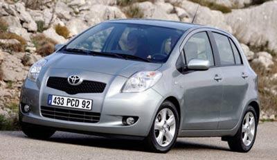 TOYOTA YARIS 1.0 M/M Toyota'nın M/M şanzımanla satılan 1.0 lt'lik benzinli Yaris modeli ortalama 4.5 lt/100 km yakıt tüketir