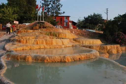 DENIZLI'DE, PAMUKKALE'NIN KIRMIZI HALINI GORMEK ISTEYENLER, KARAHAYIT'A MUTLAKA UGRAMALI... SULARIN TRAVERTENLERI KIRMIZIYA BOYADIGI BU KUCUK AMA SEVIMLI YERLESIM YERI, CAMUR BANYOSUYLA UNLU...