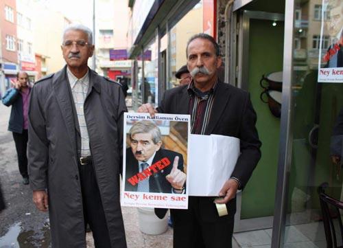 Avrupa Alevi Federasyonu Temsilcisi Mehmet Gülmez ve Tunceli eski Belediye Başkanı Süleyman Kırmızıtaş, kentin her yerine, Onur Öymen afişleri asarken, afişlerde Öymen, Almanya Başkanı olan Hitler'e benzetildi ve altına 'Wanted' (Aranıyor) yazıldı.