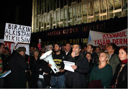 CESITLI SIVIL TOPLUM ORGUTLERININ UYELERINDEN OLUSAN BIR GRUP, HARBIYE'DEKI MUHSIN ERTUGRUL SAHNESI'NIN YIKILMAMASI ICIN YURUYUS YAPTI. ATATURK KULTUR MERKEZI ONUNDE YURUYUSE SON VEREN GRUP BASIN ACIKLAMASI YAPTI. (AA - BERK OZKAN - 04/11/2007)