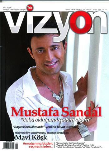 <b>Vizyon</b><br><br>

Mustafa Sandal: “Baba olduğumda Adam oldum.” “Başkasının Ülkesi”nde Yeni bir Hayat Kurmak
Hikâyesi Film Senaryosunu Andıran Bir Mekân: Mavi Köşk Armağanınız bizden, seçmesi sizden…
Altınoluk'tan "Evlad paniği” Çocuklarımız hangi ateşin içine doğru sürükleniyor, hangi bataklığın içinden geçecekler  ve yanmadan boğulmadan geçebilecekler mi, sualleri yürekleri kavuruyor. Gül goncası yavrular nasıl dayanır bu kavurucu ateşe, nasıl aşarlar bataklığı?

Bu sayımızda, bunu gündeme aldık. Ateşi ve bataklığı görmek birinci merhale. Onun derdine düşmek ikinci merhale. Ve çocuklarımız için ateşe karşı zırh geliştirmek, bataklığa karşı mücadele gücü oluşturmak... Üçüncü merhale... Ateşi ve bataklığı hiç görmemek ölçüsünde hayatın dışında olmak var, bir.<br><br>

Ateşi ve bataklığı gördüğü halde, bunun kendisini ilgilendirmediğini, kendi çocuğuna, ailesine bu ateşten ve bataklıktan bir tehlike gelmeyeceğini düşünmek var, bir.<br><br>

Ve, ateşi ve bataklığı gördüğü, bunun kendi ailesi ve çocukları için tehlike oluşturacağını bildiği halde, “Ben ne yapabilirim ki...” diyerek, bedbinliğe, boş vermişliğe, atalete mahkum hissetmek var, bir de...
Hani köylünün kafasına tokmakla vuruluyormuş da zavallı köylü, “Herhalde komşu köyde düğün var, davul çalınıyor” diyormuş ya... Üstelik tokmak daha sert, daha sert vurulduğunda “Herhalde düğün alayı bizim köye geldi” gibi gaflet zirveleri sergiliyormuş ya...<br><br>

Biz ve çocuklarımız, Allah Teala’nın İslam masumiyeti içinde emanet ettiği bütün dünyanın çocukları için, bir İslam iklimi, sulh ve selamet, güven, barış, esenlik evreni oluşturabilir miyiz?<br><br>

Dert bu.
Bu derdi yüreğinde hisseden bir adım ileri çıksın, diye sesleniyor Altınoluk.
Bu, yeni bir dünya inşa etme davasına gönül vermek demek.
Sizleri bu çağrı ile başbaşa bırakırken, 3 Haziran’da başlayacak olan yeni kutlu mevsimimiz 3 ayların da tüm islam âlemine hayırlar, bereketler getirmesini niyaz ederiz. Rasulullah efendimizin (s.a) duasına bütün kalbimizle katılırız: “Ya Rabbi Receb’i ve Şaban’ı bize bereketli kıl ve bizi Ramazan’a eriştir.”