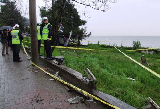 Kazada, serviste bulunan &ouml;ğrencilerden 11. sınıf &ouml;ğrencisi Elif Bindaş olay yerinde yaşamını yitirdi. Yaralanan &ouml;ğrenciler Esra &Ccedil;&ouml;l, &Ccedil;ilem Sağlam, Sinem &Ccedil;elik ve G&ouml;k&ccedil;e Yılmaz Ordu Devlet Hastanesi, &Uuml;mm&uuml;han K&ouml;se, Cansu İş&ccedil;i, Tutku Kurulay, Nizam Meral, Furkan Kırış ve &Ccedil;ağatay Yıldırım, Meral G&uuml;&ccedil;l&uuml;, Ufuk Egemen, Nehir Koyuncu ve Emre Yavuz Boztepe Devlet Hastanesi'ne kaldırılarak tedavi altına alındı.