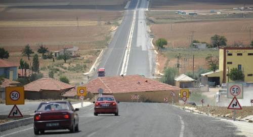 Ankaranın Bala ilçesi ile Kırşehir arasında yapımı devam eden duble yol inşaatının ortasında kalan ve araçları, yanından dolaşmak zorunda bırakan ev, görenleri şaşkına çevirmişti.