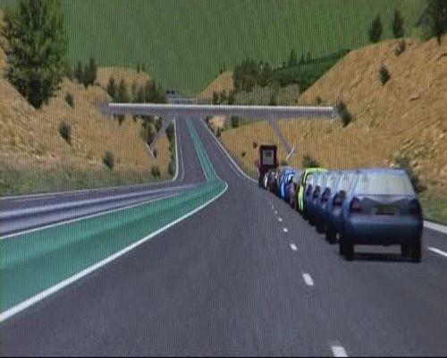 Otomobilin yönetimini en önde giden 'lider' aracın uzaktan kontrol edebilen sistemine teslim ederek elini direksiyondan çeken şoför, bu teknoloji sayesinde istediği kadar dinlenebilecek, yemek yiyebilecek, dizüstü bilgisayarını açıp çalışabilecek ve müzik dinleyip kitap okuyabilecek. Bir taksi, otobüs ya da kamyondan oluşacak 'lider' aracı karayolunu tanıyan tecrübeli bir şoför sürecek. Otomobillerin, konvoya dahil olabilmeleri için navigasyon sistemine ve lider araçla iletişimi sağlayacak gönderici / alıcı ünitesine sahip olması gerekiyor. Tren dahilindeki araç, istediği zaman iletişimi kesebilecek ve kontrolü eline alıp kendi istikametine doğru yol alabilecek.
<BR><BR>
SARTRE projesi sayesinde trafik kazalarının azaltılması, yakıt tüketiminin yüzde 20 oranında düşürülmesi ve sürücülere "eşsiz" bir konfor sunulması hedefleniyor. Projenin, her gün uzun mesafeler kat eden otomobil yolcularının yanı sıra kamyon ve TIR gibi ticari araçları da kapsaması bekleniyor.