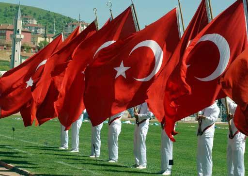 19 Mayıs Atatürk'ü Anma ve Gençlik ve Spor Bayramı, yurt genelinde törenlerle kutlandı. Ankara'da bayram Cumhurbaşkanı Gül'ün de katıldığı törenle, 19 Mayıs Stadyumu'nda kutlandı.