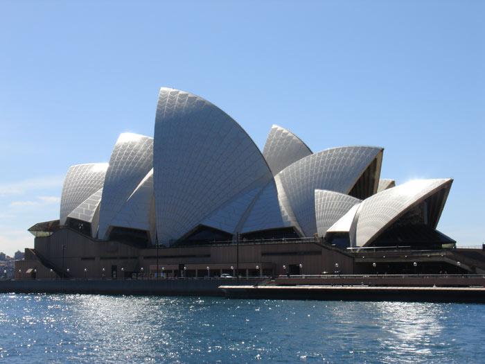 Avustralyanın Simgesi: Opera House. Sidney'in de sembolü ve 20.Yüzyıl'ın en ünlü yapılarından biri olan bina, midye kabuğu şeklinde inşa edilmiş.