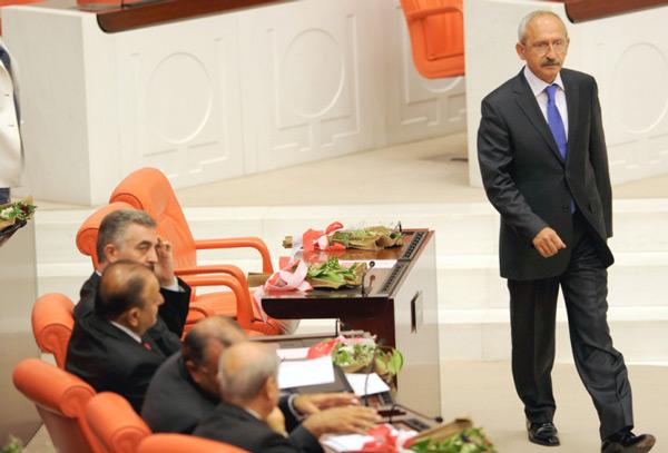 <br /><span style="color: #0000ff;">EN DAKİK<strong><br /></strong></span><br /> <strong>CHP LİDERİ KEMAL KILI&Ccedil;DAROĞLU:</strong> <br />Genel Kurul'a tam zamanında girdi<br />