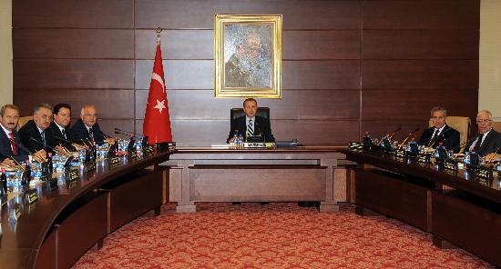 Bakanlar Kurulu, Başbakan Recep Tayyip Erdoğan başkanlığında toplandı. Toplantıya, yeni göreve başlayan bakanlar da katıldı. 27 koltuklu ilk Bakanlar Kurulu'ndan ilk kareler: