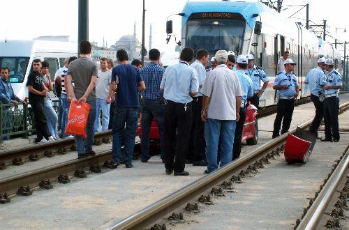Karaköy Kemeraltı Caddesi'nde yayalara çarpan araç tramvay yolundan kaçmaya çalıştı, araç yoluna devam edemeyince sürücü ve içindekiler yaya olarak kaçtı.