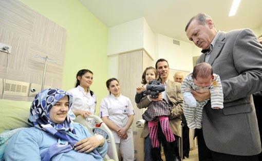 Serginin kataloğunu da inceleyen Erdoğan, ''Bunu akşam hanımefendiye de hediye edelim'' diyerek, bir katalog da eşi için aldı.