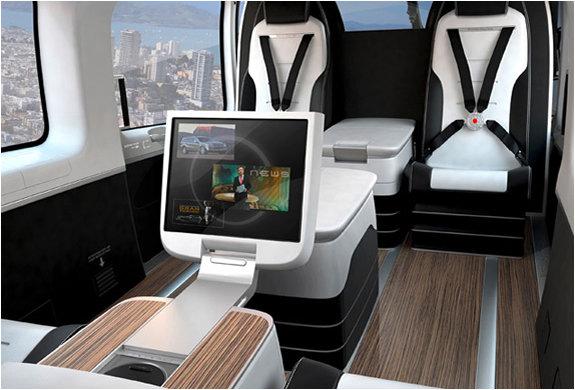 Kabin içindeki şıklık kokpite de yansımış. Zemini ahşap kokpitin ekran kalkanı deriden yapılmış. Beyaz kabin içi koltuklarıyla tezat yaratsın diye tasarlanmış siyah kokpit koltukları son derece rahat.