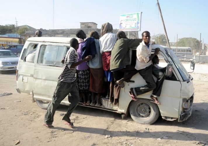 Somali'de çoğu zaman hayvanlarla yolculuk yapan halk, otobüs içinde yolculuk yapınca fazla para ödediklerinden dolayı tehlikeli yollara başvuruyor.

Ücretlerin Türk parası karşılığı 1 TL'ye yakın olduğu minibüs yolculuğundan kapıdan sarkarak ya da aracın üzerine binerek gidenler ise sadece 50 Kuruş ödüyor.