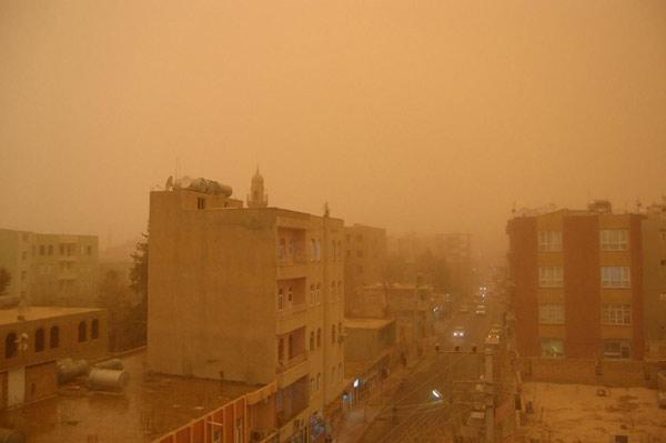 Suriye ve Irak üzerinden kalkan çöl fırtınası yüzünden oluşan toz bulutları rüzgârın etkisiyle başta Mardin olmak üzere Güneydoğu illerini etkisi altına aldı.
