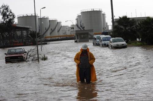 Antalya'da gece başlayan şiddetli yağış ve fırtına kentte hayatı olumsuz etkiliyor. Hızı zaman zaman saatte 80 kilometreye ulaşan fırtına ve dev dalgalar nedeniyle gemiler batmaktan kurtuldu. Otoyollar kapandı