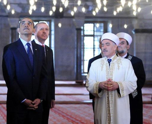 ABD Başkanı Barack Obama, Başbakan Recep Tayyip Erdoğan ile birlikte Ayasofya Müzesi'ni ve Sultan Ahmet Camii'ni gezdi.