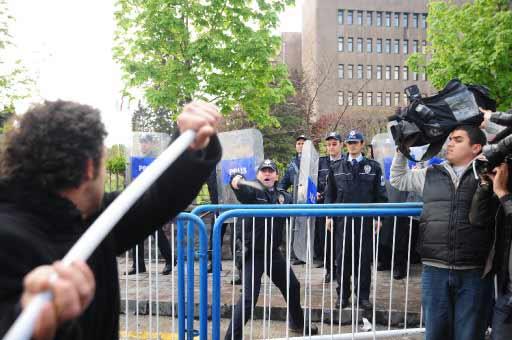 Ankara'daki 1 Mayıs kutlamalarının yapılacağı Sıhhiye Meydanı'na girişlerdeki arama noktasında polis ile göstericiler arasında arbede çıktı. Polis olayları yatıştırmak için havaya ateş açtı.