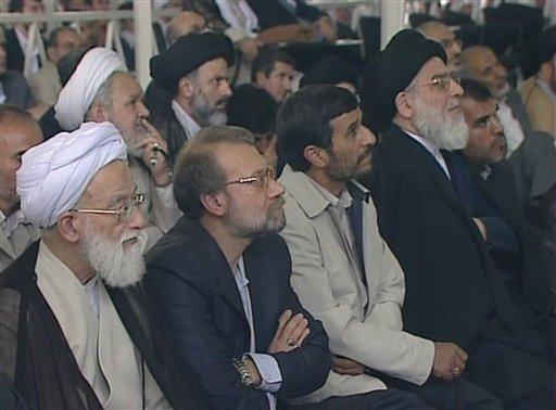 İran'da gergin Cuma. Camiler tıklım tıklım dolarken, dini lideri Ayetullah Ali Hamaney, seçimlerden sonra başlayan gösterilerin ardından "sukünet" çağrısında bulundu.