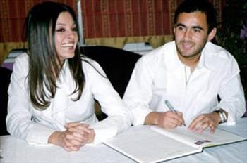 <p><strong>İLKNUR SOYDAŞ - OZAN KÖPRÜLÜ<br /><br /></strong>Manken İlknutr Soydaş, Adanasporlu futbolcu Ozan Köprülü ile 2002 yılında nikah masasına oturdu.</p>