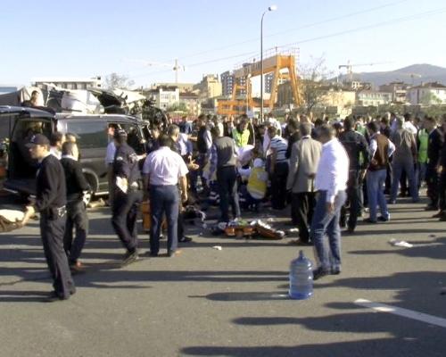 İstanbul Sultanbeyli Tem otoyolunda bir tırın yoldan çıkması sonucunda meydana gelen kazada, ilk gelen bilgilere göre en az 5 ölü ve çok sayıda yaralı olduğu belirtiliyor.