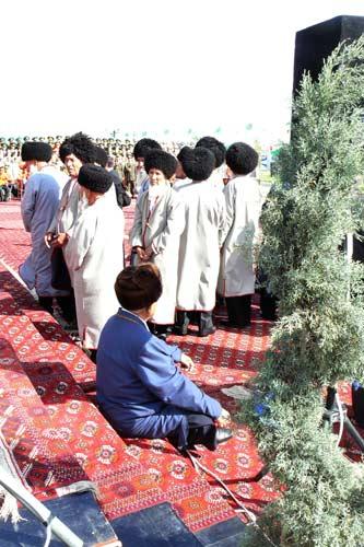 Berdimuhammedov, gece-gündüz ısı farkı en büyük şehirlerinden birinde dünyanın en tuzlu gölünün kıyısına dillere destan bir tesis, muhteşem bir açılış yaptı ama gazetecilerin şovu görüntülemesi için elden gelen arkaya konmadı! Bunlar kurtarılabilenler...