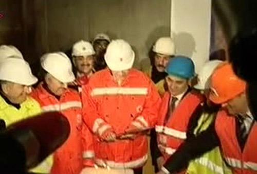 Başbakan Erdoğan'ın Marmaray'ı gezerken yapılan doğum g&uuml;n&uuml; s&uuml;rprizi karşısında şaşırdığı g&ouml;zlendi...