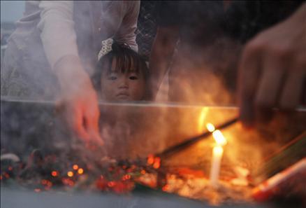 Japonya'nın batısındaki Hiroşima kentinde kurbanların anısına düzenlenen törene, aralarında ABD'nin attığı bombadan kurtulmayı başaranların da bulunduğu, Başbakan Taro Aso ve 60 kadar ülkeden temsilcilerden oluşan yaklaşık 50 bin kişi katıldı.