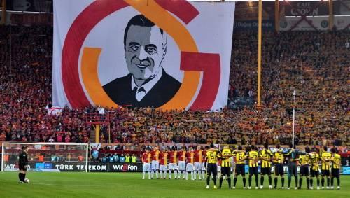 Galatasaray Kulübü eski başkanlarından Özhan Canaydın, tedavi gördüğü hastanede hayatını kaybetmişti. Fenerbahçe-Galatasaray maçında Canaydın için saygı durusunda bulunulmuştu.