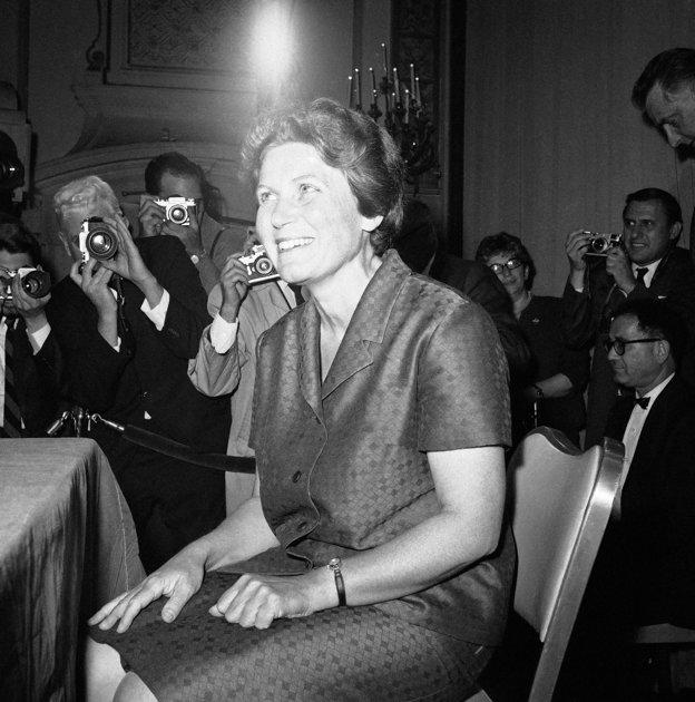 1949 yılında Moskova Üniversitesi'nden mezun olan Alliluyeva, öğretmen ve çevirmen olarak çalışmıştı.
<br><br>
1966 yılında iki çocuğunu arkasında bırakarak Sovyetler Birliği'nden ayrılan Alliluyeva, Hindistan'a gitmiş ve Yeni Delhi'deki ABD Büyükelçiliği'ne başvurarak siyasi iltica talep etmişti.