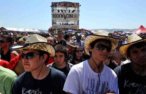 Coca-Cola tarafından Pozitif Productions organizasyonuyla gerçekleştirilen ''Rock'n Coke Festivali'', ana sahnedeki Türkçe rock müzik grubu Çilekeş'in konseriyle başladı.