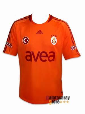 Galatasaray'ın yeni sezonda giyeceği formalarönceki gün Topkapı Sarayı'nda yapılan baloda tanıtıldı. En çok ilgiyi de ilk kez giyilecek olan turuncu formaya oldu.