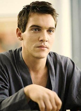 Yapımcılar kendine özgü bir fiziğe sahip olan Mandrake karakteri için, uzun araştırmalardan sonra İrlandalı oyuncu Jonathan Rhys Meyers'da karar kıldılar.