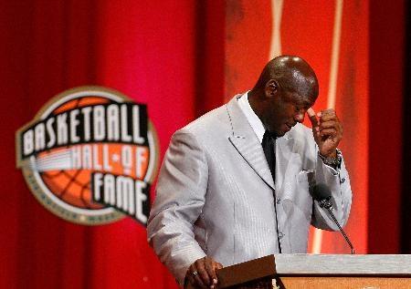 Basketbolun efsane ismi Michael Jordan Naismith Memorial Basketball Hall of Famee kabul töreninde oldukça duygusal anlar yaşadı.