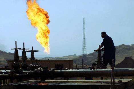 Fedin piyasaya daha fazla para aktarmaya devam etmesi, doların değerini düşürürken, petrol fiyatlarının da 2009 sonunda Aralık 2010a kadar yüzde 9 değerlenmesine neden oldu. Petrolün varil fiyatı 21 Aralık itibariyle 89.57 dolar seviyesinde ancak bu emtianın fiyatının 2011de 100 doların üzerine çıkabileceği konuşuluyor.