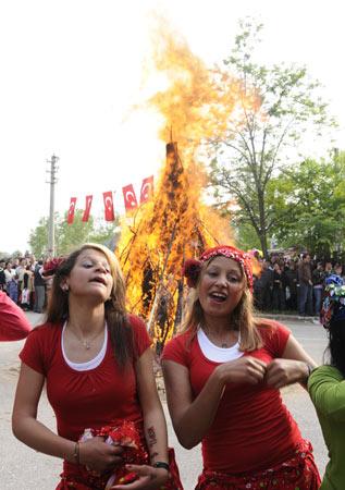 Romanların bayramı olarak bilinen Kakava Şenlikleri, Edirne'nin tarihi Sarayiçi bölgesinde, alevlerin yükselmesiyle ateşin etrafında gösteriler başladı.