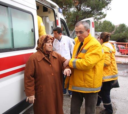 BİLECİK'TE MEYDANA GELEN TREN KAZASINDA YARALANANLAR, HASTANELERE KALDIRILDI. (ZİYA BEŞKARDEŞ-REFİK FİDAN/BİLECİK-İHA)