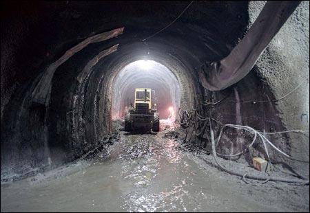 Marmaray projesi kapsamında yapılan ilk tüp geçişin inşaatı ise devam ediyor.