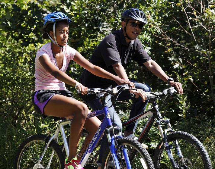 Amerika Birleşik Devletleri Barack Obama, kızı Malia Obama ile Manuel F. Correllus Devlet Ormanı'nda bisiklete biniyor...