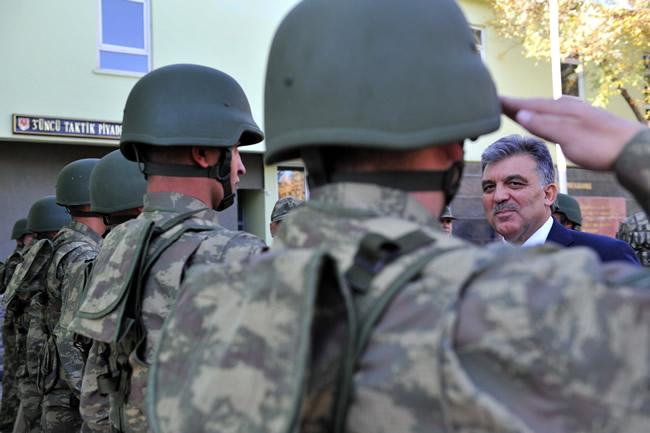 Cumhurbaşkanı Abdullah G&uuml;l&uuml;n s&uuml;rpriz G&uuml;neydoğu ziyaretinin fotoğrafları yayınlandı. G&uuml;l'&uuml;n askerlerle kuru fasulye ve bulgur pilavı yediği yemekten de renkli fotoğraflar yer alıyor.