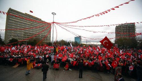 MHP'nin Ankara Tandoğan'da "Bin Yıllık Kardeşliği Yaşa ve Yaşat" mitingi düzenledi. Haber 7'nin naklen yayınladığı mitingde konuşan Bahçeli yine çok sert sözler kullandı, kalabalığa sorular sordu, sözler aldı...
