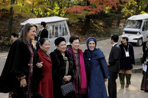 Başbakan Recep Tayyip Erdoğan'ın eşi Emine Erdoğan G20 zirvesine katılan hükümet ve devlet başkanlarının eşleri için düzenlenen etkinliklere katıldı. Emine Erdoğan'a diğer ülke devlet başkanlarının eşlerinin özel ilgi gösterdiği ve sıcak temas kurma çabaları içinde olduğu dikkat çekti.